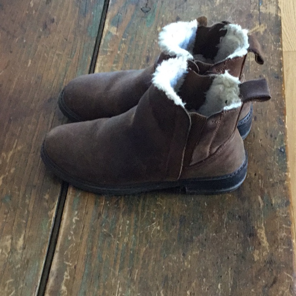 Emu brown leather and lined shearling. Size 9 women’s